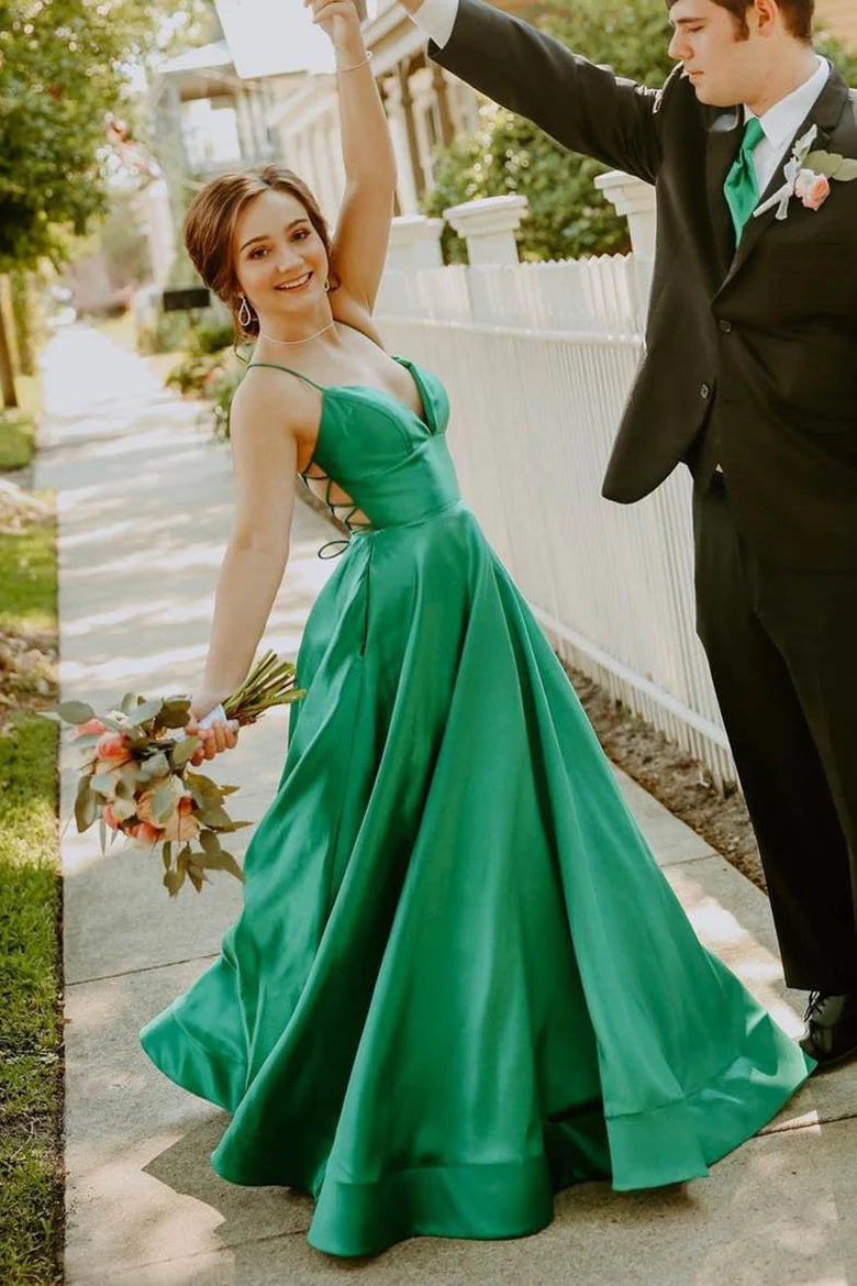 Vestido de fiesta largo estilo imperio, sencillo, con tirantes finos y cola, sin espalda